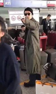 明星机场发火,一场情绪的火花秀